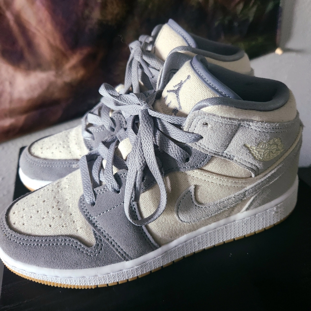 Jordan 1 Mid SECoconut Milk Particle Grey (GS)